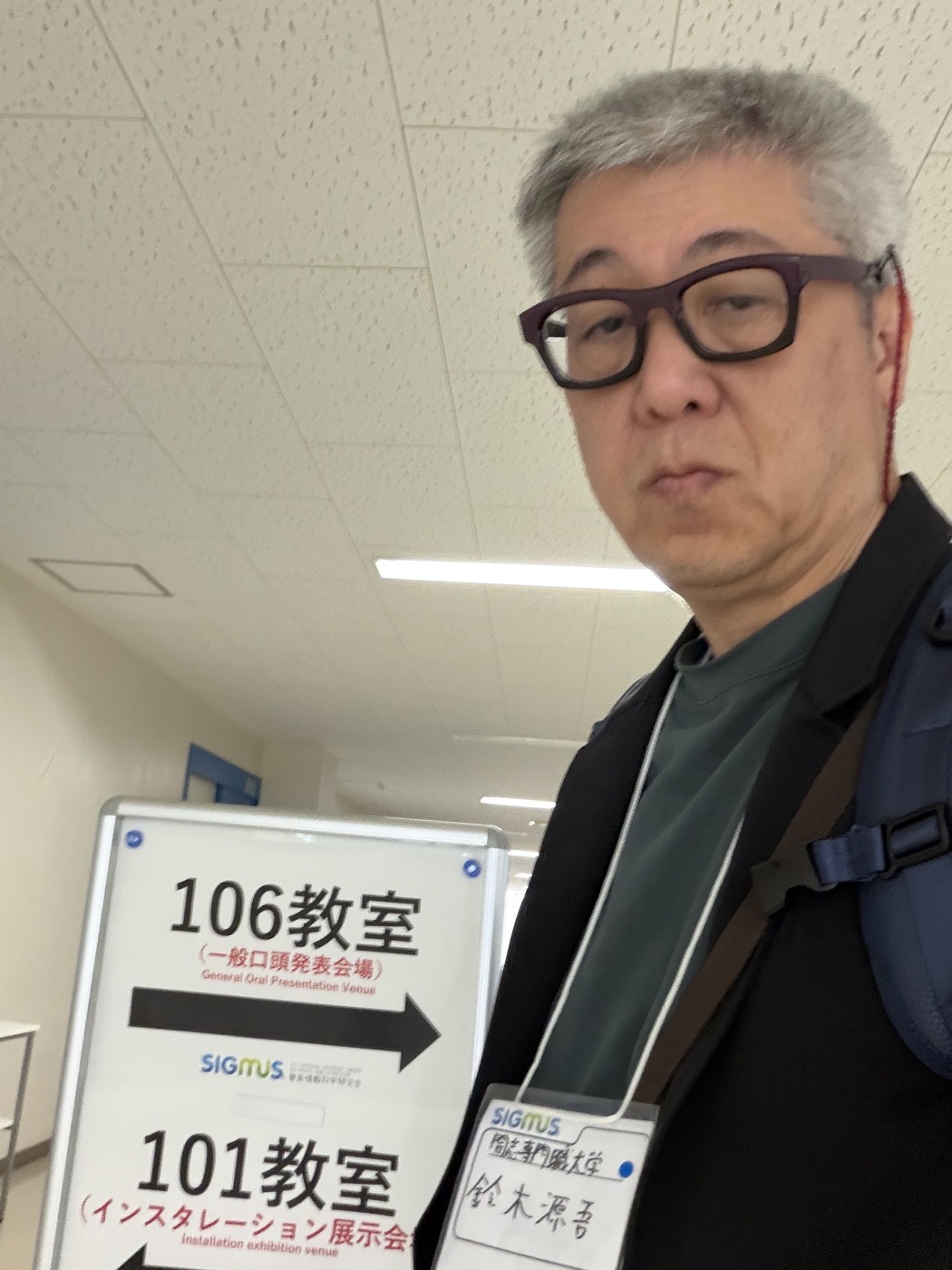 第147回研究発表会の一般口頭発表会場（106教室）の案内表示前にて